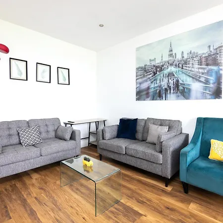 Spacious Close To City Centre With Free Secure Parking Apartment *