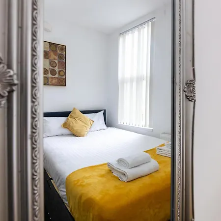 Spacious Close To City Centre With Free Secure Parking Apartment