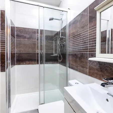 Spacious Close To City Centre With Free Secure Parking