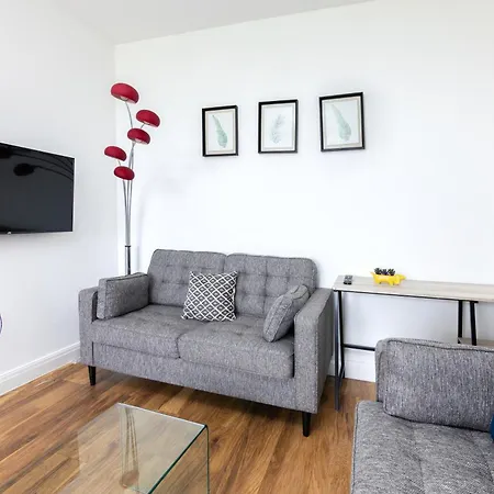 Spacious Close To City Centre With Free Secure Parking Apartment