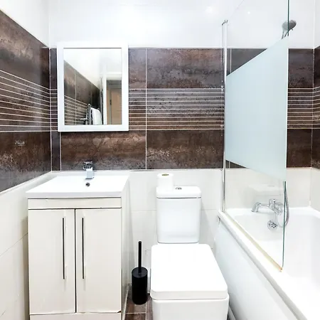 Spacious Close To City Centre With Free Secure Parking Apartment *