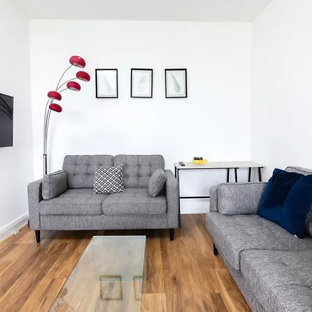 Spacious Close To City Centre With Free Secure Parking