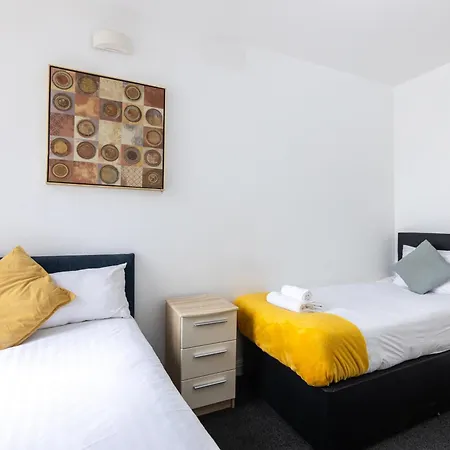 Spacious Close To City Centre With Free Secure Parking Apartment *